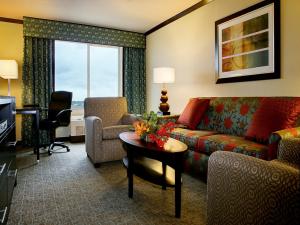 uma sala de estar com um sofá e uma mesa em Crowne Plaza Anchorage-Midtown, an IHG Hotel em Anchorage