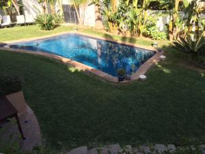 Basen w obiekcie Villa with Heated Pool and Jacuzzi close to Puerto Banus and Beach lub w pobliżu