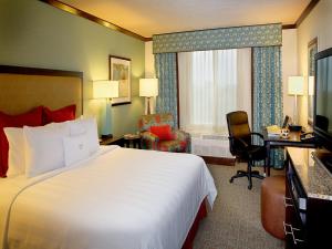 een hotelkamer met een groot bed, een bureau en een stoel bij Crowne Plaza Anchorage-Midtown, an IHG Hotel in Anchorage