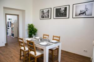 Fotografie z fotogalerie ubytování Sunny Aircon Apartment in the Centre of Slaný ve Slaném