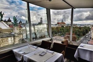 Reštaurácia alebo iné gastronomické zariadenie v ubytovaní Soprano Apartment Tamanska
