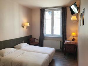 Cette chambre comprend 2 lits et une fenêtre. dans l'établissement Hotel Claridge, à Blankenberge