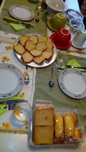 una mesa con platos de pan y platos de comida en B & B Luoghi Antichi, en Castrovillari