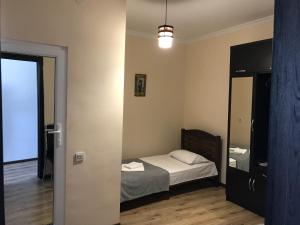Uma cama ou camas num quarto em Upstairs Hotel Tbilisi