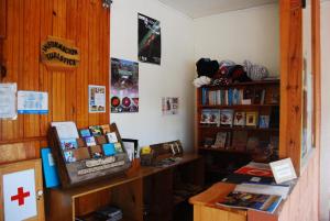 Habitación con estantería de libros y escritorio con libros. en Hotel and Restaurant Guancascos, en Gracias