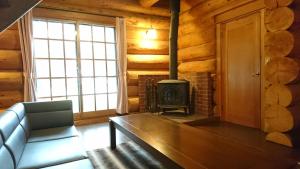 White Tree Log House Madarao Tangram的休息区