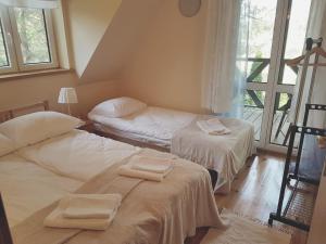 Cama o camas de una habitación en Żubrowe Sioło - dom na wyłączność