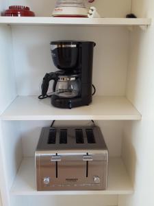 eine Kaffeemaschine auf einem Regal in einer Küche in der Unterkunft ArielMardel in Mar del Plata + 14 Fotos