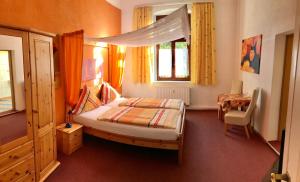 um quarto com uma cama e uma janela em Pension Holzhausen em Quedlinburg