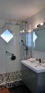 グジャン・メストラにあるLa Villa Littoralisのバスルーム(シャワー、シンク、鏡付)