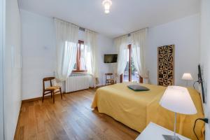 ボルジョ・ヴェレッツィにあるCivico 171のベッドルーム1室(ベッド1台、椅子2脚付)