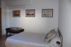 A bed or beds in a room at Lo Flamenc