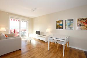 uma sala de estar com uma mesa e um sofá em Luxury apartment with sea view in Hendaye (France) em Hendaye