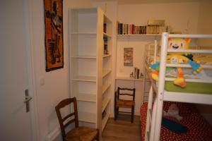 een kleine kamer met een stapelbed en een ladder bij La Victoire in Granville