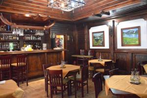 班斯科Mountain View Resort Studio的有桌椅和酒吧的餐厅