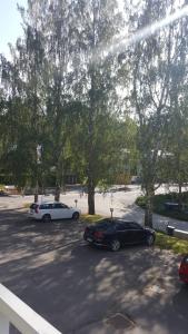 dois carros estacionados num parque de estacionamento com árvores em Savonlinna Holidays em Savonlinna