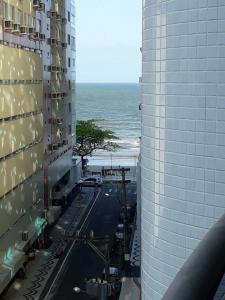 una vista del océano desde dos edificios en Lindo Apartamento Vista Mar, en Balneário Camboriú
