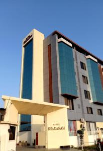 een hotel sarajevo gebouw met een bord erop bij Hotel Sharanam in Shegaon