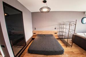 Een bed of bedden in een kamer bij Porta Batumi Tower
