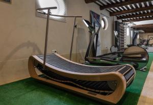 Fitness centrum a/nebo fitness zařízení v ubytování Auberge de Cassagne & Spa