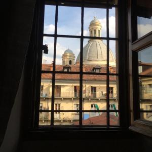 都靈的住宿－Magnifico appartamento @Turin，从窗户可欣赏到大建筑的景色