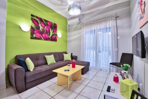 sala de estar con sofá y mesa en Lofos Apartment, en Atenas