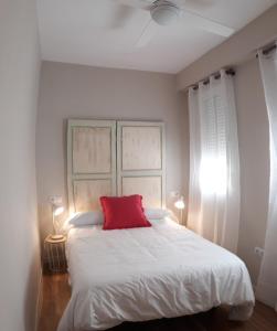 コルドバにあるSEVILLA 15のベッドルーム1室(白いベッド1台、赤い枕付)