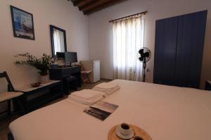 Postel nebo postele na pokoji v ubytování Smaragda Rooms & Studios