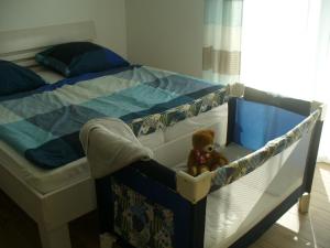 Ein Bett oder Betten in einem Zimmer der Unterkunft Ferienwohnung Rheinaue