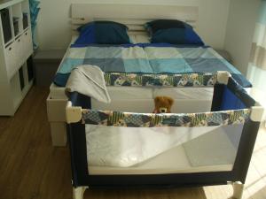 Ein Bett oder Betten in einem Zimmer der Unterkunft Ferienwohnung Rheinaue