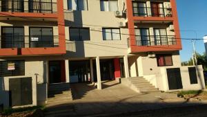 un edificio de apartamentos con escaleras y balcones. en Departamento Zona Centro en Colón