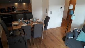 una mesa de comedor y sillas en una habitación en 63 Route du Rochas, en Vaujany