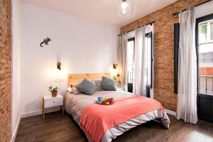 A bed or beds in a room at Chezmoihomes Sweet & Trendy nest in Granada Center for 6