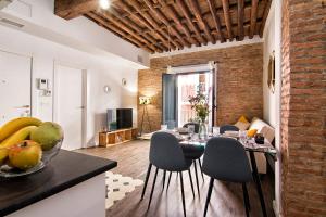 A television and/or entertainment centre at Chezmoihomes Sweet & Trendy nest in Granada Center for 6