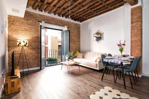 A seating area at Chezmoihomes Sweet & Trendy nest in Granada Center for 6