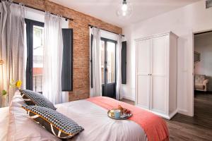 A bed or beds in a room at Chezmoihomes Sweet & Trendy nest in Granada Center for 6