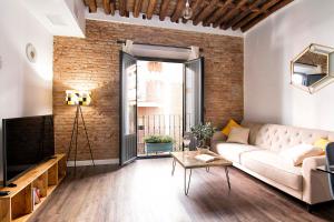 A television and/or entertainment centre at Chezmoihomes Sweet & Trendy nest in Granada Center for 6