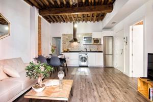 A kitchen or kitchenette at Chezmoihomes Sweet & Trendy nest in Granada Center for 6