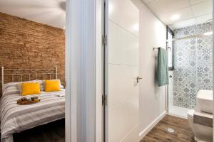 A bathroom at Chezmoihomes Sweet & Trendy nest in Granada Center for 6