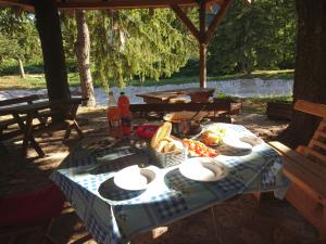 un tavolo da picnic con un cesto di pane di Musical Pansion Radgost, Rtanj a Rtanj