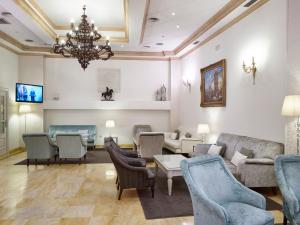 Televízia a/alebo spoločenská miestnosť v ubytovaní Hotel Maestranza