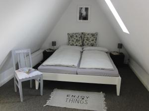 シュレースヴィヒにあるOp de Bargの屋根裏部屋の小さなベッド1台分です。