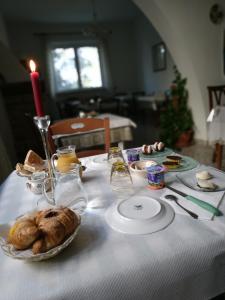einen Tisch mit einem Teller Brot und einer Kerze in der Unterkunft Villa San Giacomo in Scerni