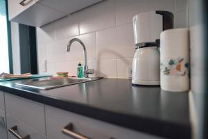 Kuchyň nebo kuchyňský kout v ubytování Sonnenstube - Westbalkon, Ruhige Lage, Sauna, Pool, Seenähe, Dachterrasse