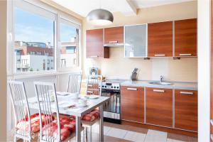 Kuchyň nebo kuchyňský kout v ubytování Apartament Słoneczny Wylotowa