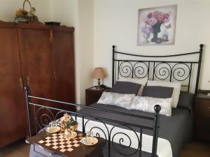 a bedroom with a bed with a chessboard on a table at Hospedaje - Ferrería Quintá in Quiroga