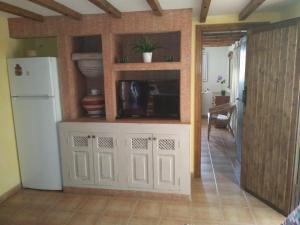 La cuisine est équipée d'un réfrigérateur blanc et d'un four micro-ondes. dans l'établissement Casa Daniel, à Costa Teguise