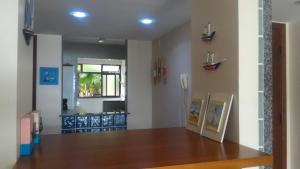 una sala de estar con una habitación con una mesa y una ventana en Apartamento em Condominio Fechado - Angra dos Reis - Piscina, Praia, Lazer, en Angra dos Reis 28 fotos más