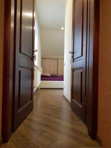 Ένα ή περισσότερα κρεβάτια σε δωμάτιο στο Zveryno guest house