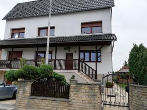 una casa blanca con techo negro en Apartament Bardzo Popularny, en Bolesławiec